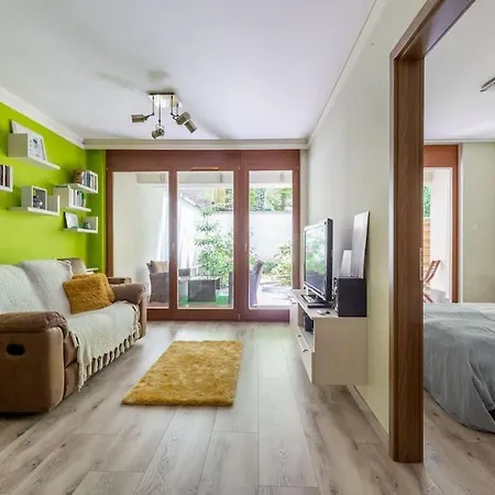 Charming With Quiet Garden In Downtown Apartment *
